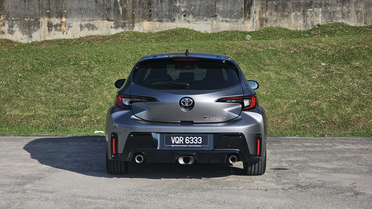 Toyota GR Corolla車尾與三出排氣管