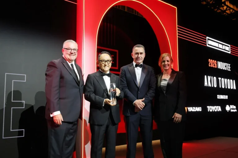 豐田章男在Automotive Hall of Fame入堂典禮合影