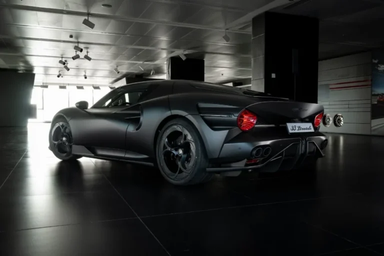 Alfa Romeo 33 Stradale Perla Nera車尾外觀