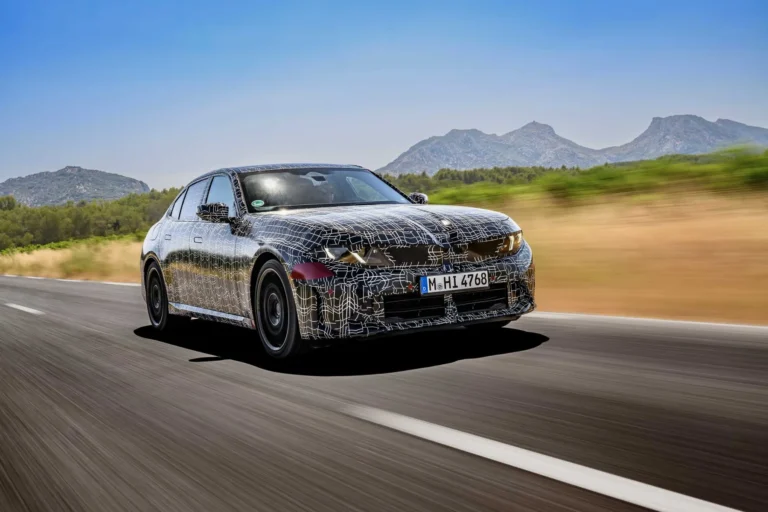 BMW G50 新一代 3 Series 偽裝測試車在法國 Miramas 測試