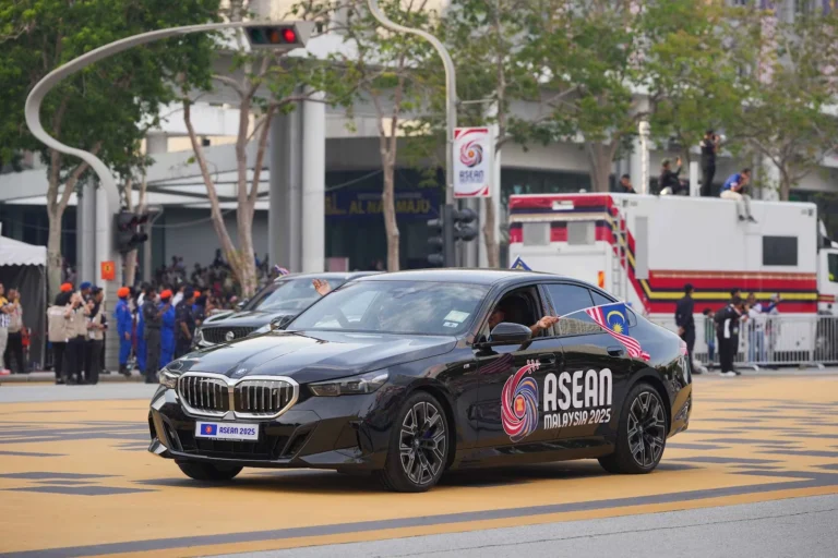 BMW 電動車隊登場：為東盟峰會掛帥，也替馬來西亞打了一場「永續形象戰」