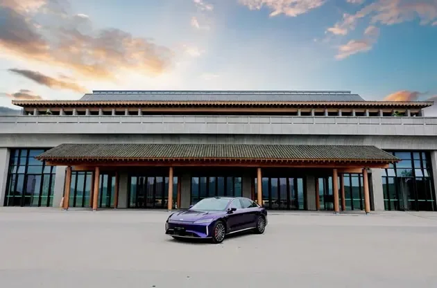 四座行政＋4 秒级加速＋2500km 续航 风云 A9L AWD，是中国豪华的新模板