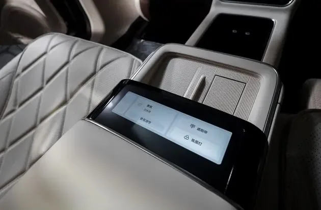 chery-fengyun-a9l-4seat-awd-luxury-flagship-gallery-02