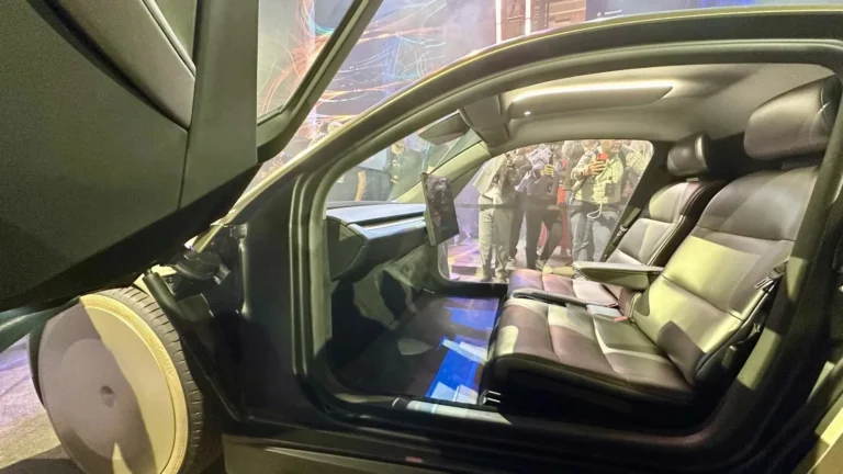 Cybercab無方向盤正式載客　Tesla立即面對美國FMVSS法規考驗