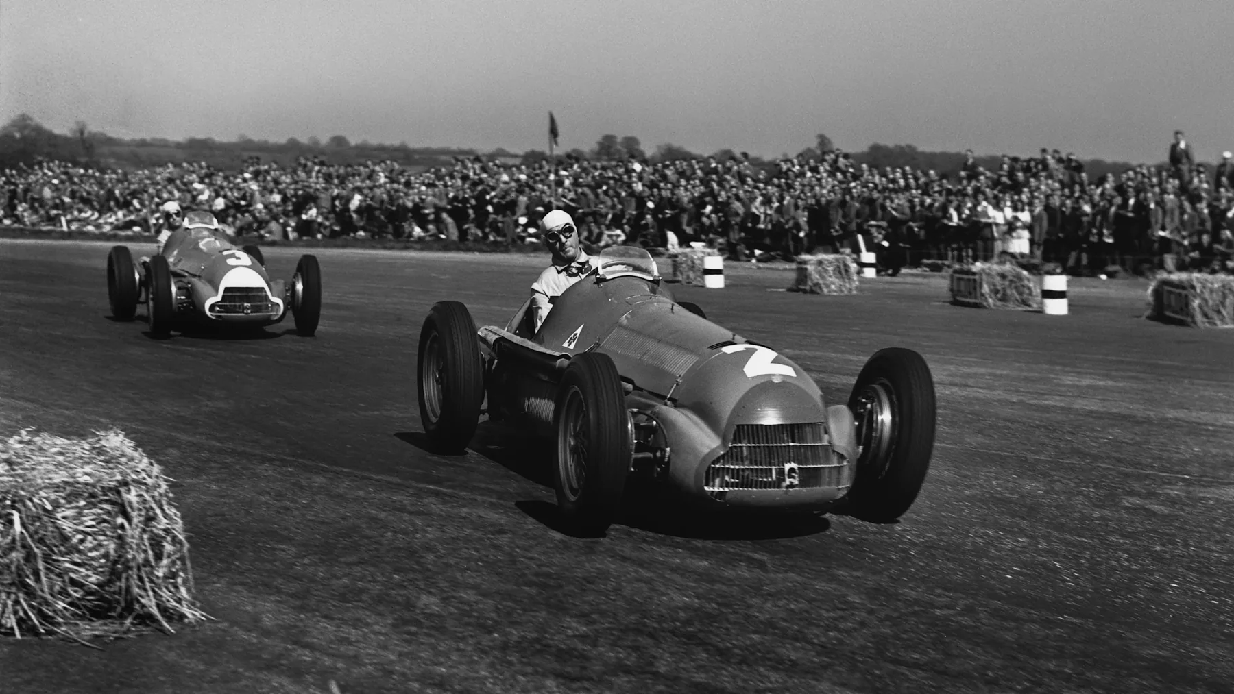 Giuseppe Farina在1950年Silverstone領先Luigi Fagioli