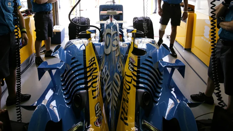 2005 Renault R25 V10 F1賽車車尾與排氣管官方圖片