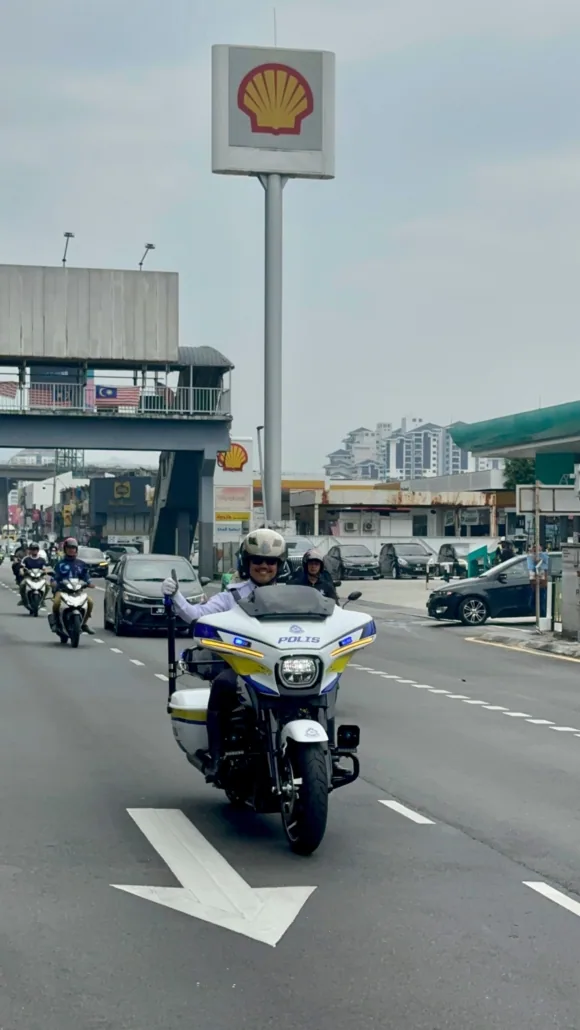PDRM人員騎乘Harley-Davidson進行實際道路評估