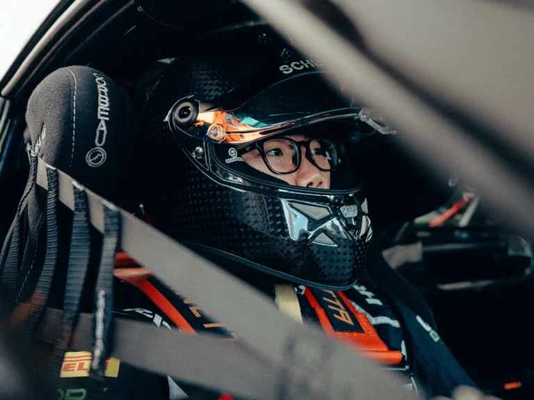 她才 15 歲，卻已在國際賽道上闖出名字：Katrina Ee 的 Ginetta 初年紀實