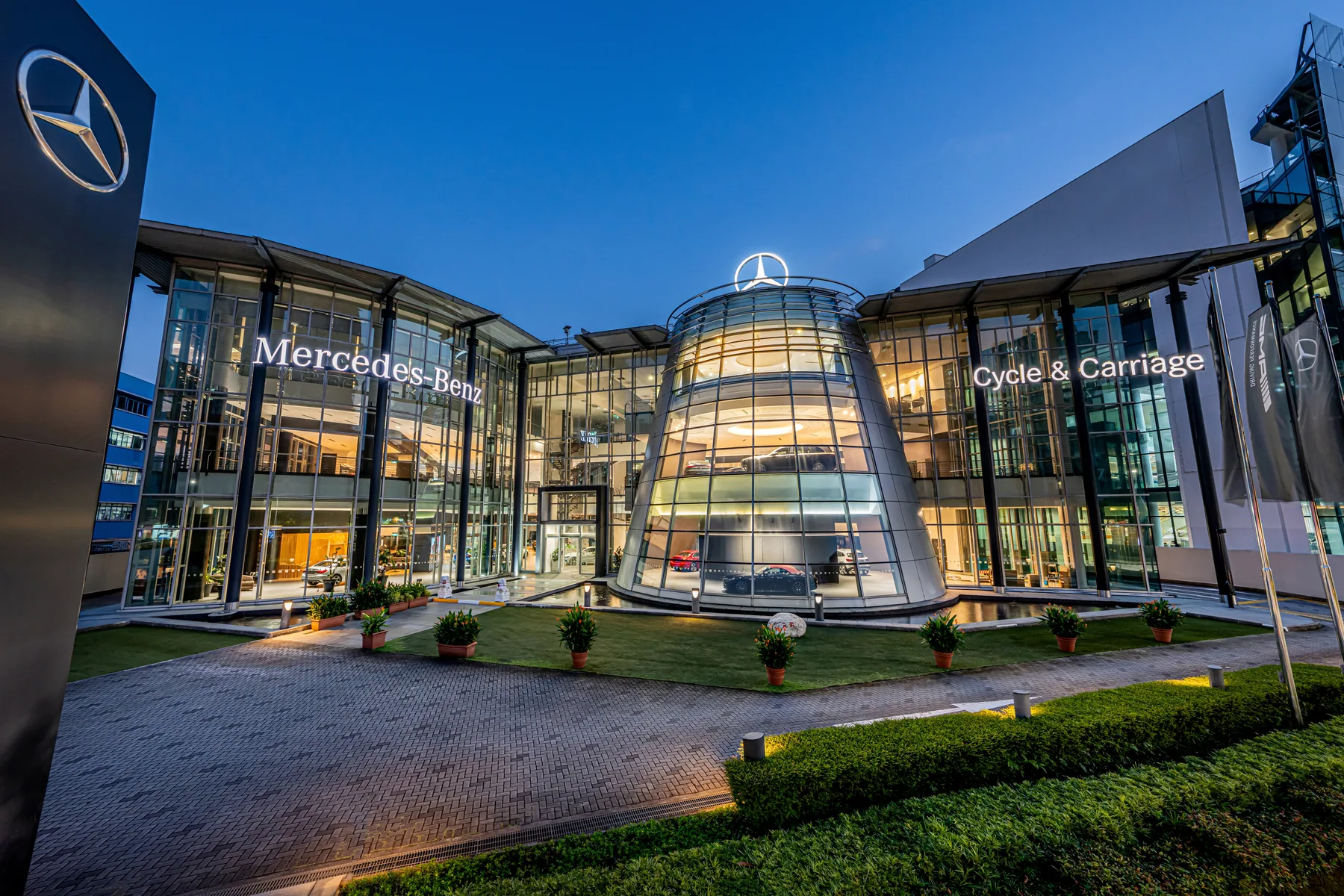 Mercedes-Benz Center Singapore翻新後的展示與服務空間