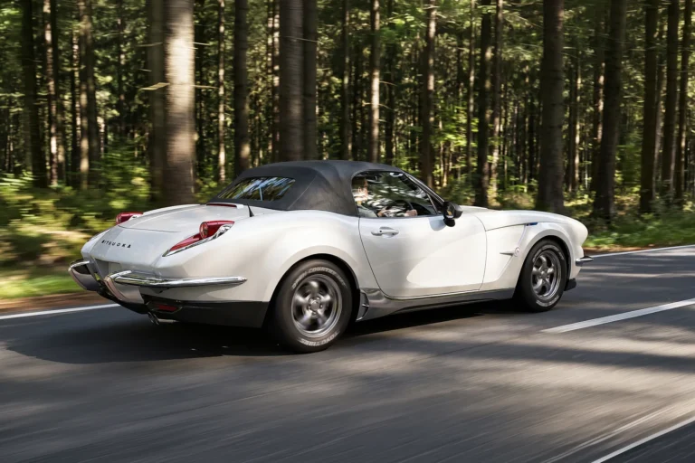 Mitsuoka LA1白色車身斜後方行駛官方圖片