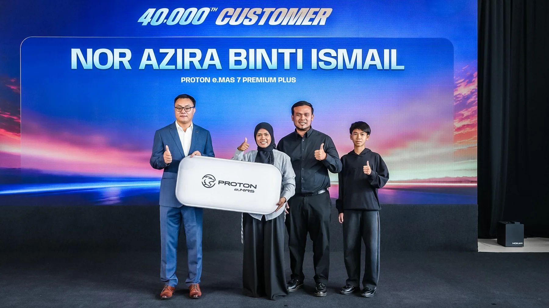 第4萬輛Proton e.MAS車主Nor Azira binti Ismail交車合照