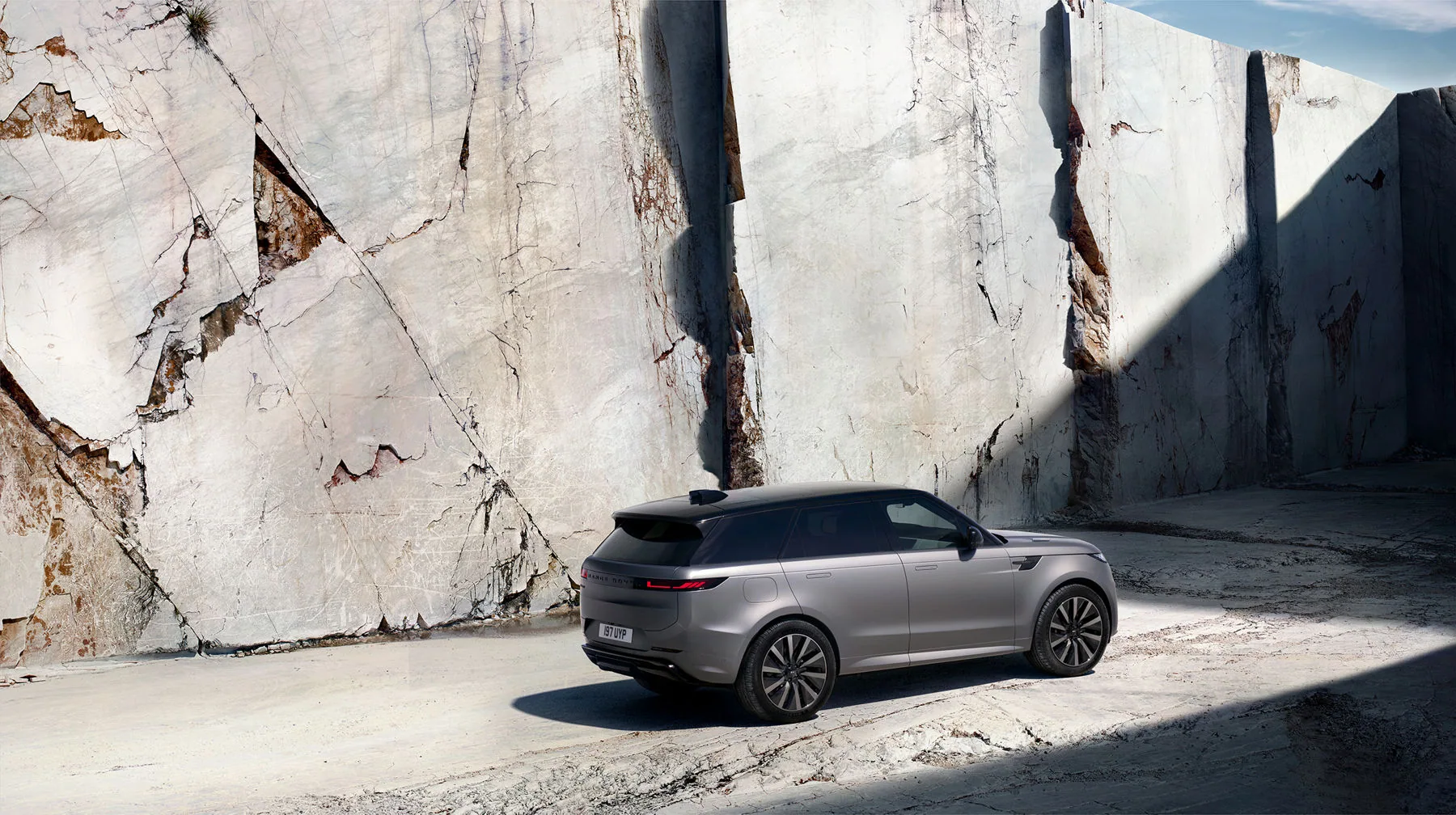 Range Rover Sport Electric車尾側面官方圖片