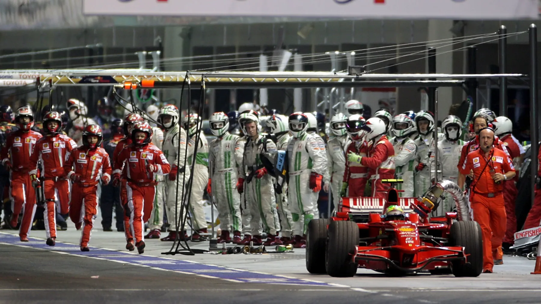 2008新加坡GP Felipe Massa拖着加油管停在維修通道