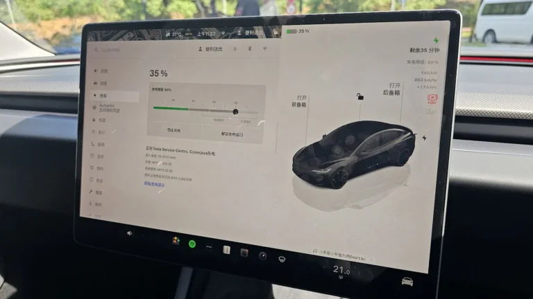 Tesla 终于想通了？多年拒绝 CarPlay 后，可能真的要开放给 iPhone 用户了