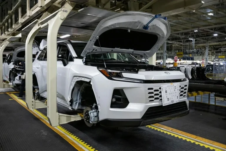 us-canada-auto-tariffs-50-percent-2027-gallery-01