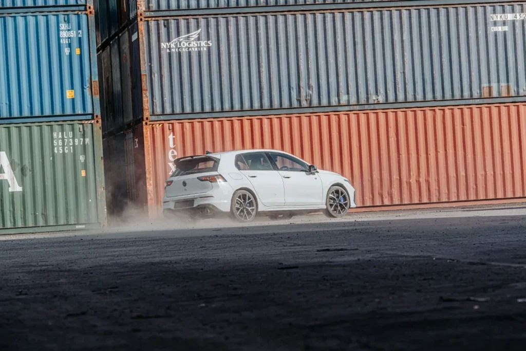 Golf R 回来了 333PS、四驱与 Akrapovič 排气全上身