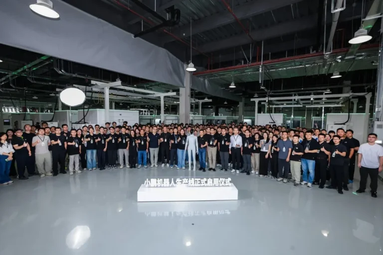 XPENG IRON正式走下生產線 造車能力開始複製到人形機器人