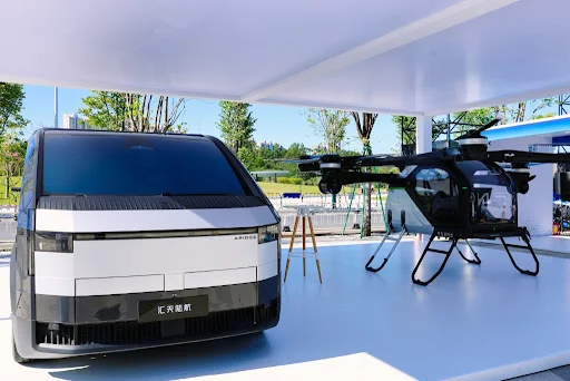 xpeng-robotaxi-humanoid-flying-car-gallery-01