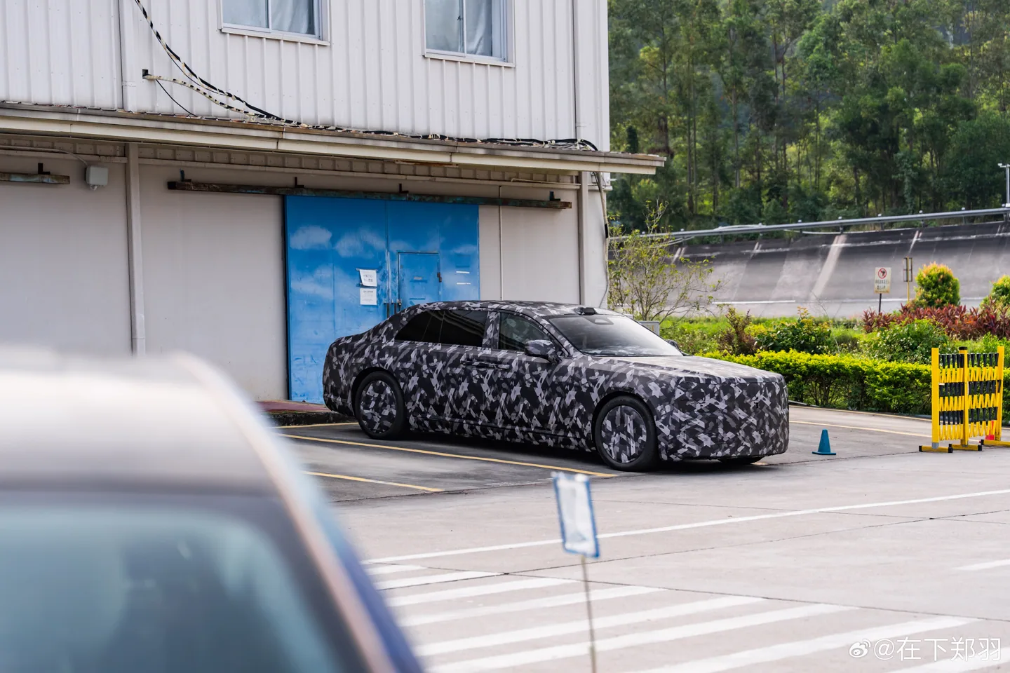 仰望HU超豪華行政房車前側