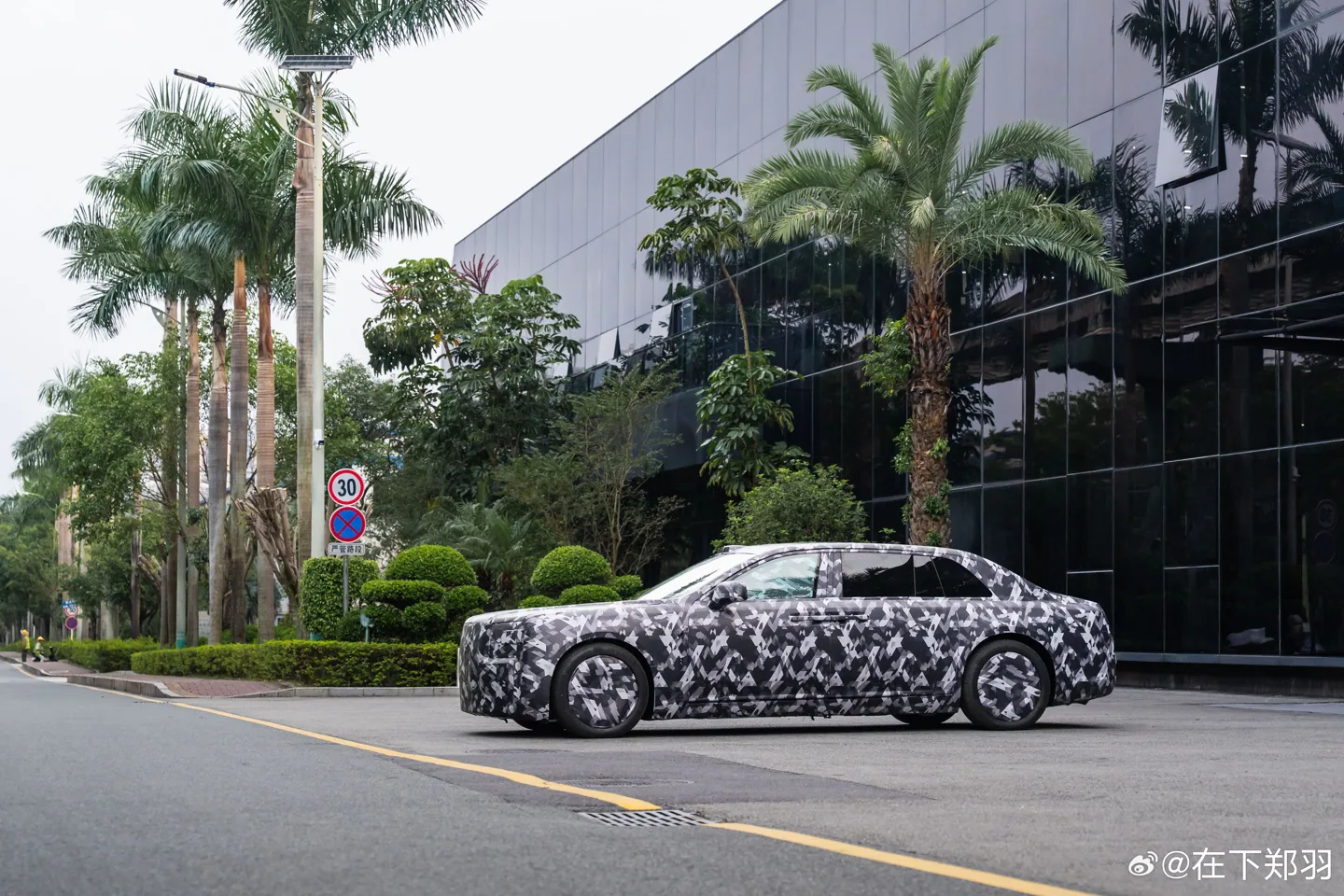 仰望HU超豪華行政房車側面