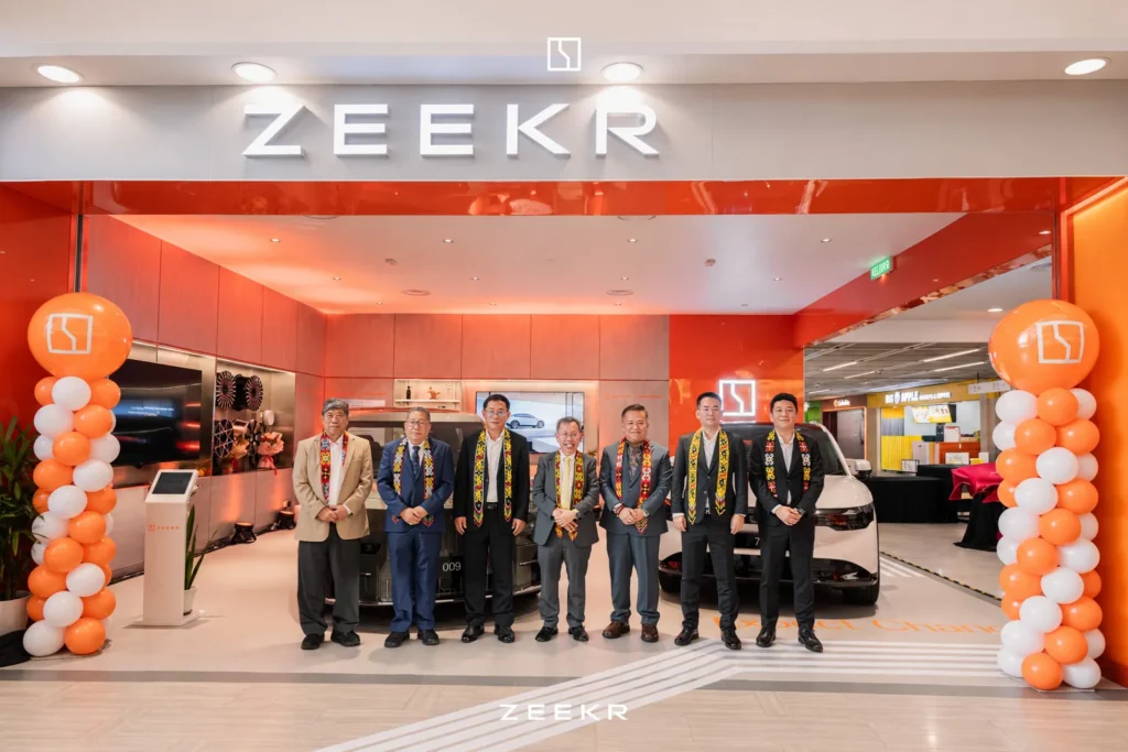 Zeekr Kuching Pop-Up Store開幕嘉賓與管理層合影
