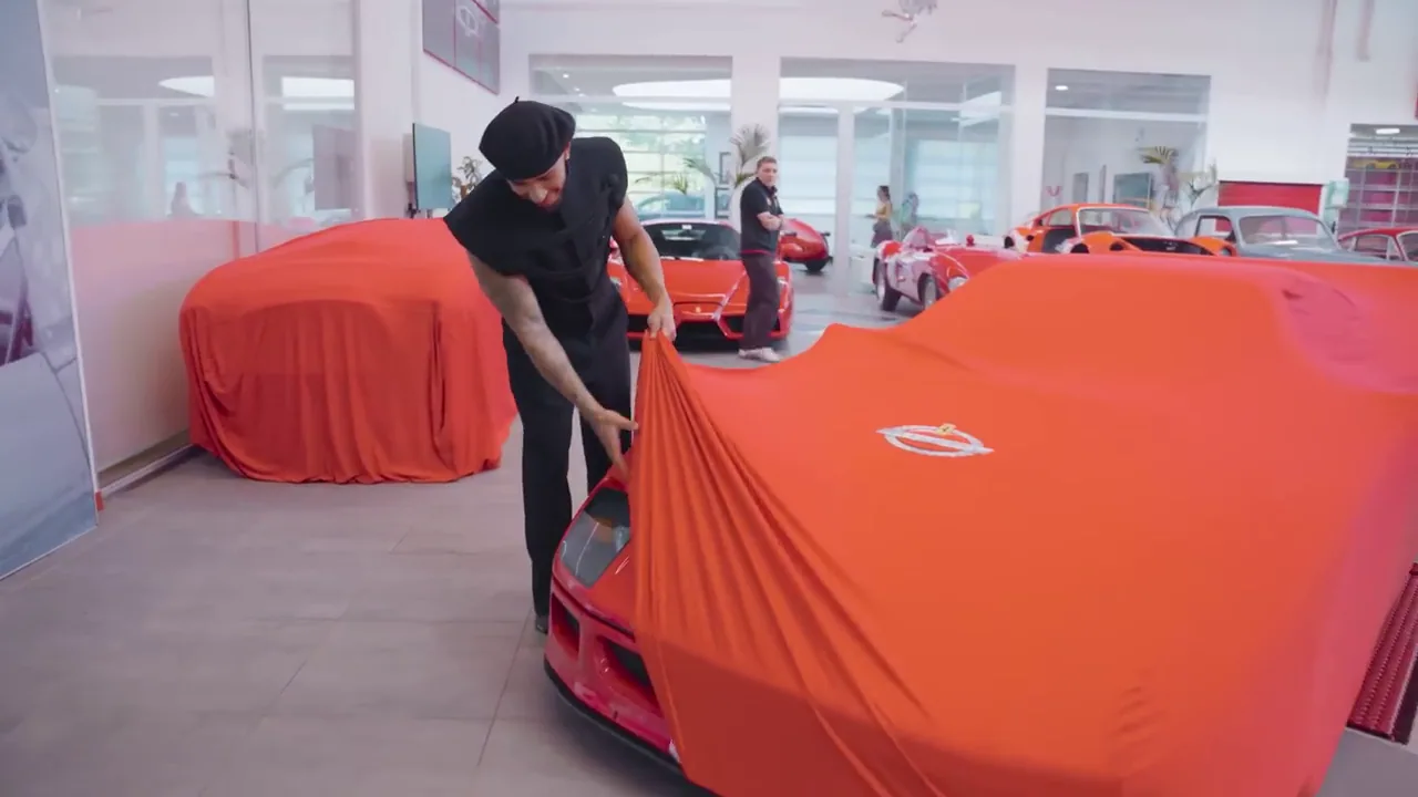 Lewis Hamilton揭開Ferrari F40車罩