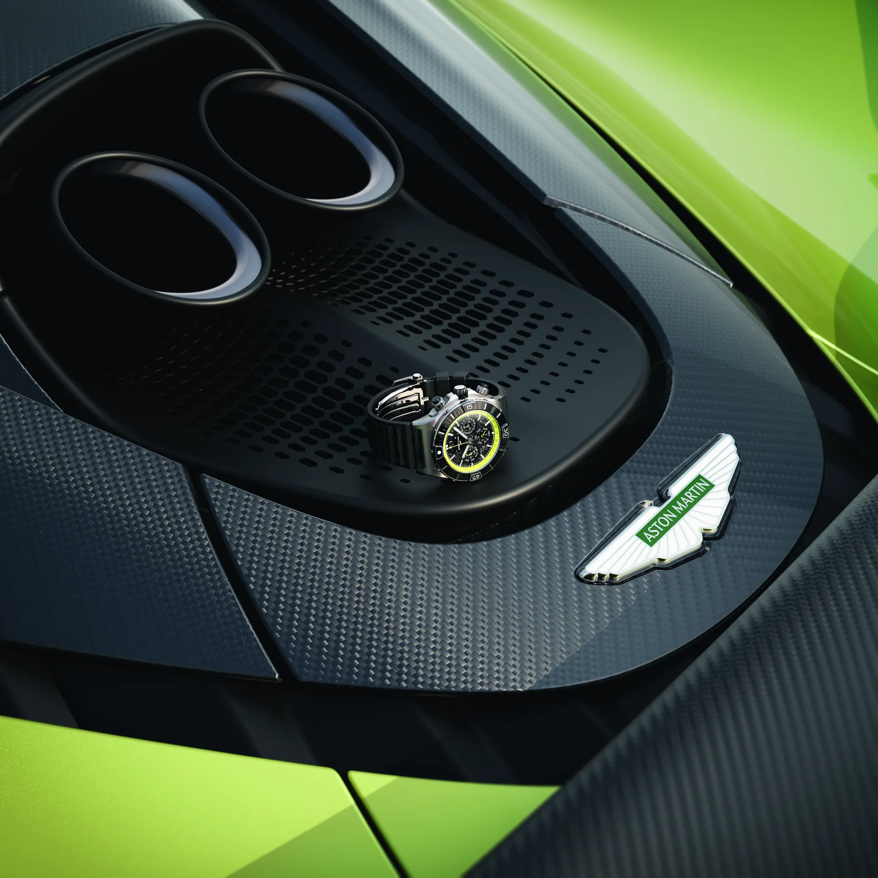 Breitling腕錶與綠色Aston Martin Valhalla超跑細節的原廠展示照