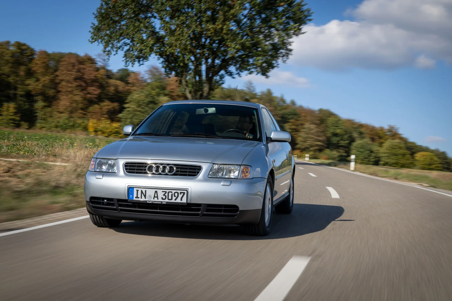 銀色1997年初代Audi A3三門掀背車在道路上行駛