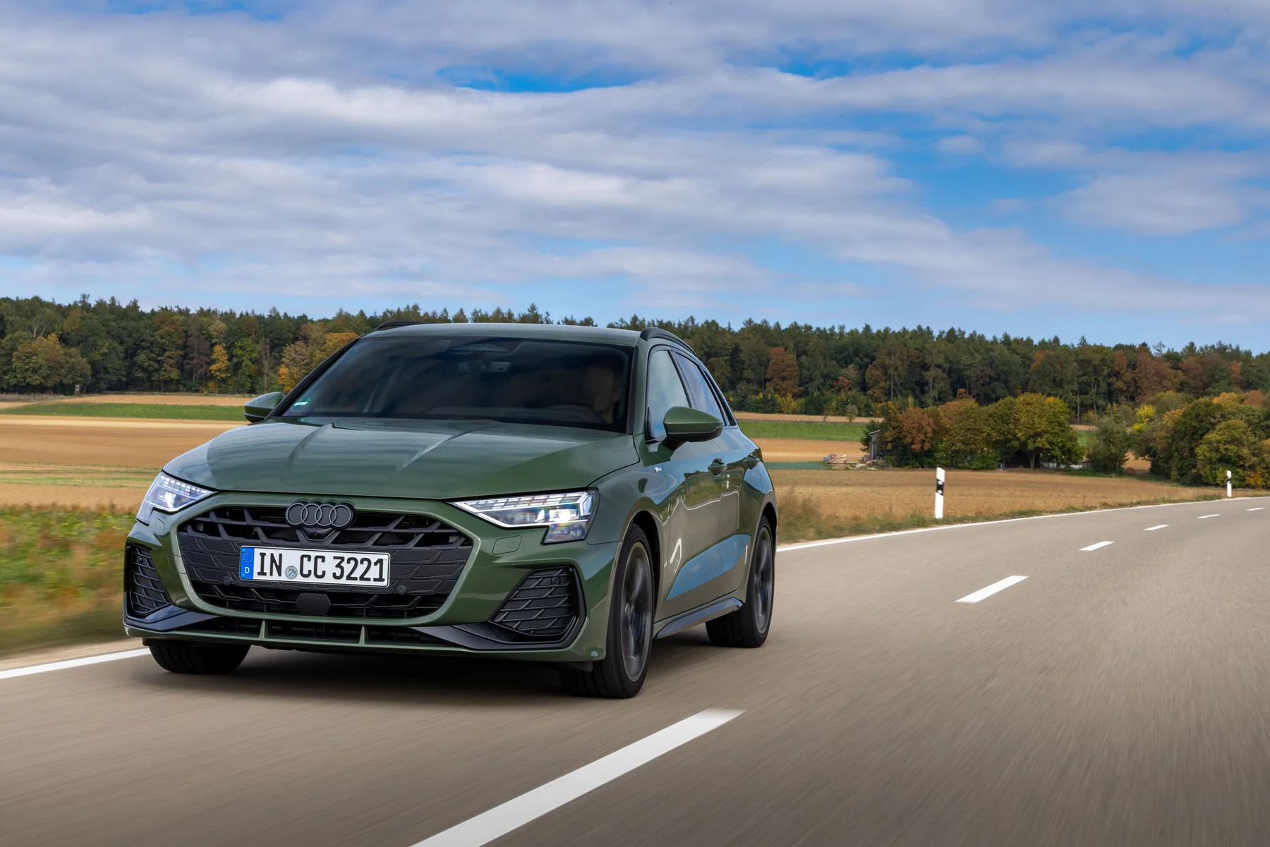 綠色Audi A3 Sportback於道路上行駛
