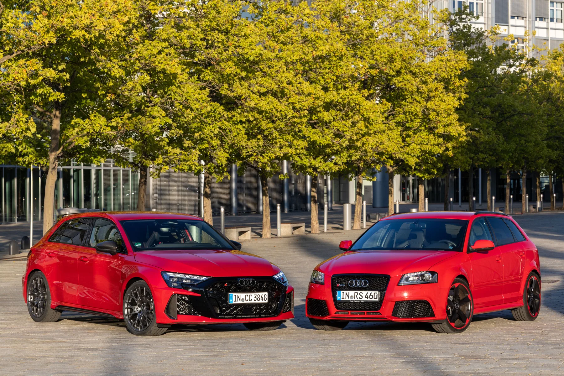 新一代Audi RS 3與第一代2011年RS 3停放在一起