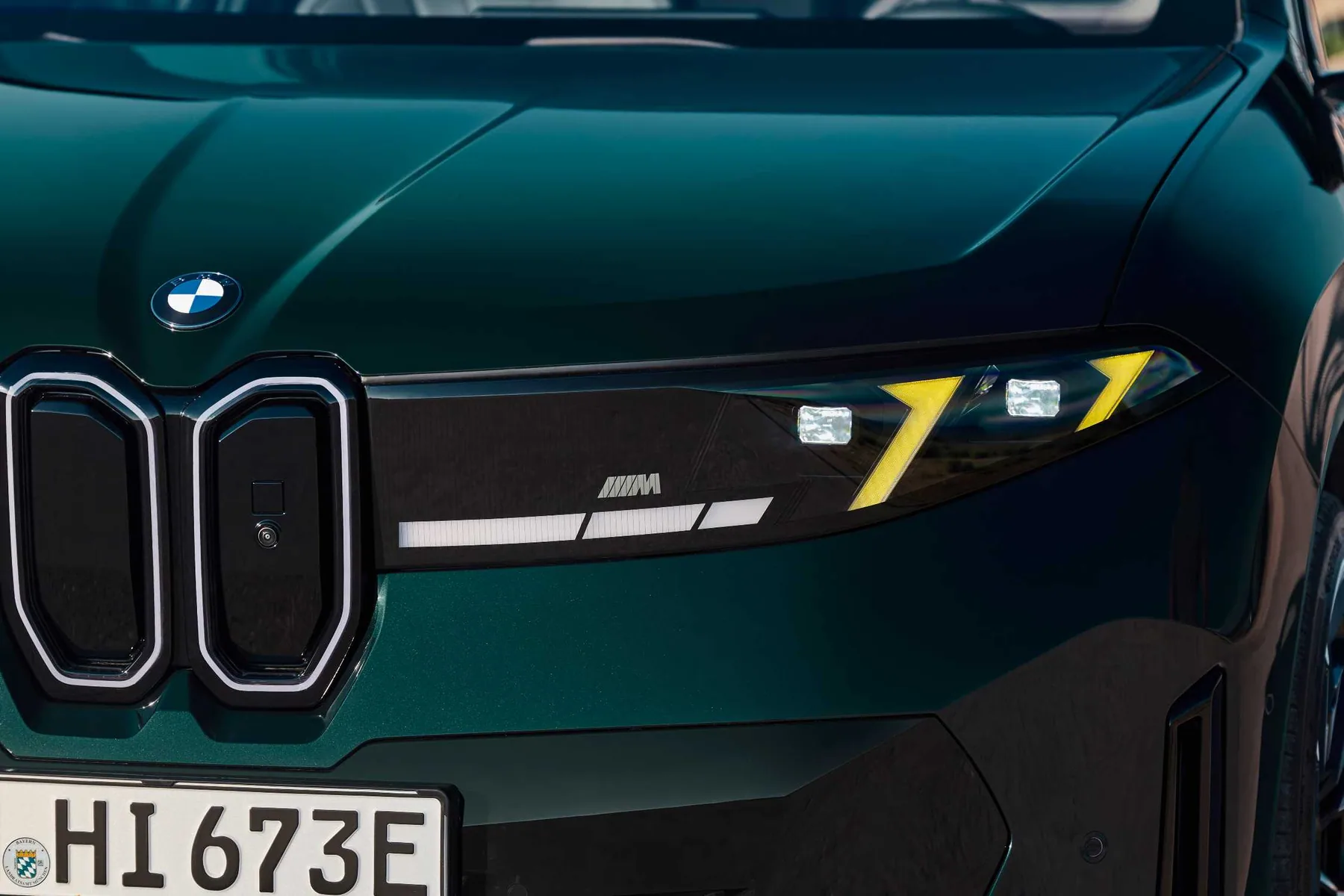 BMW iX3 M60 xDrive車頭雙腎型水箱護罩與黃色M日行燈近照