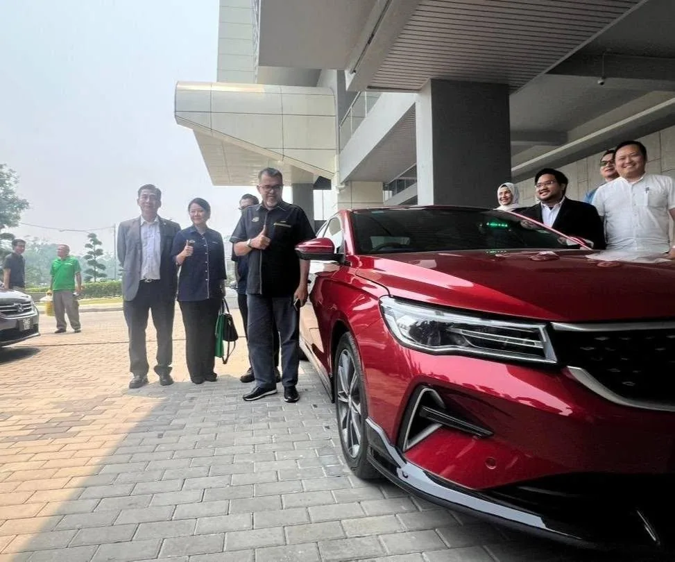 LPKP Sarawak及政府代表在Taxi MADANI活動中與紅色Proton S70合影