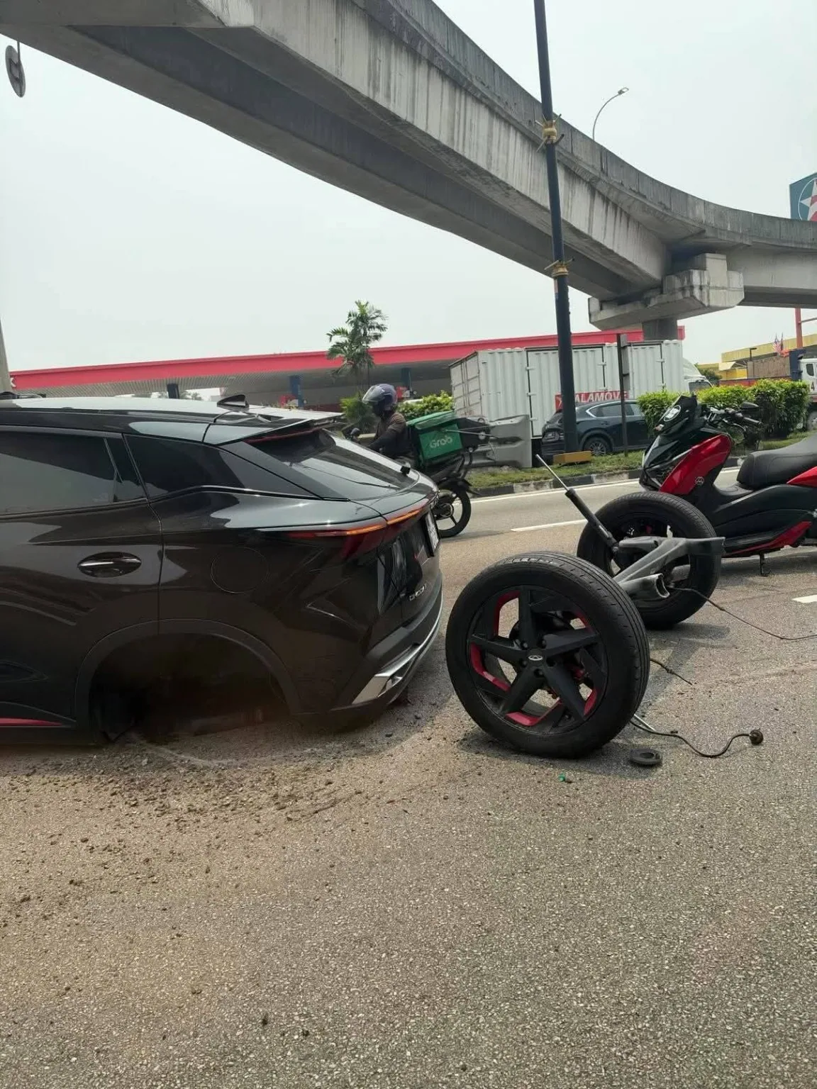 Chery Omoda 5車尾下沉及後軸總成脫落現場