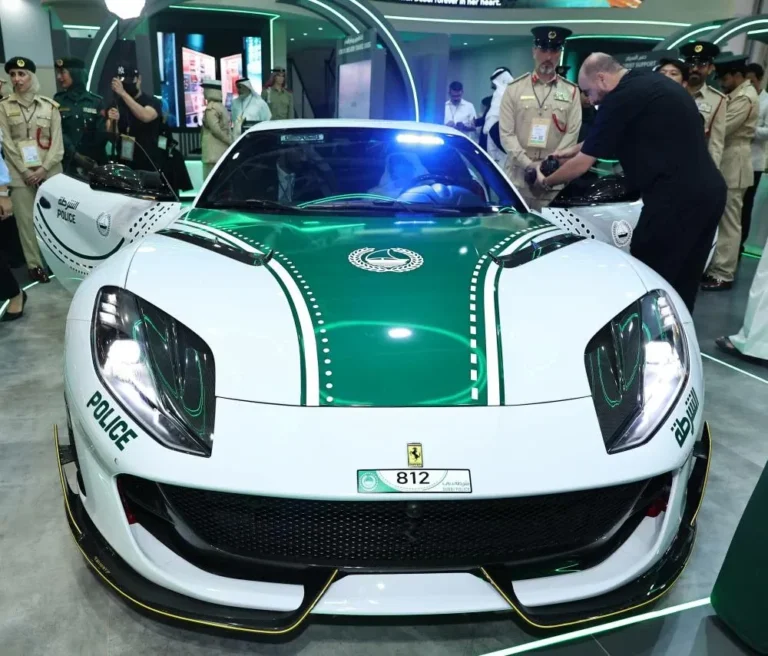 Dubai Police Mansory Ferrari 812 Superfast正面