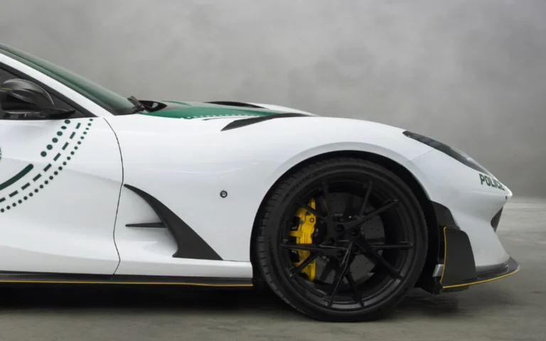 Dubai Police Mansory Ferrari 812前輪與空力套件細節