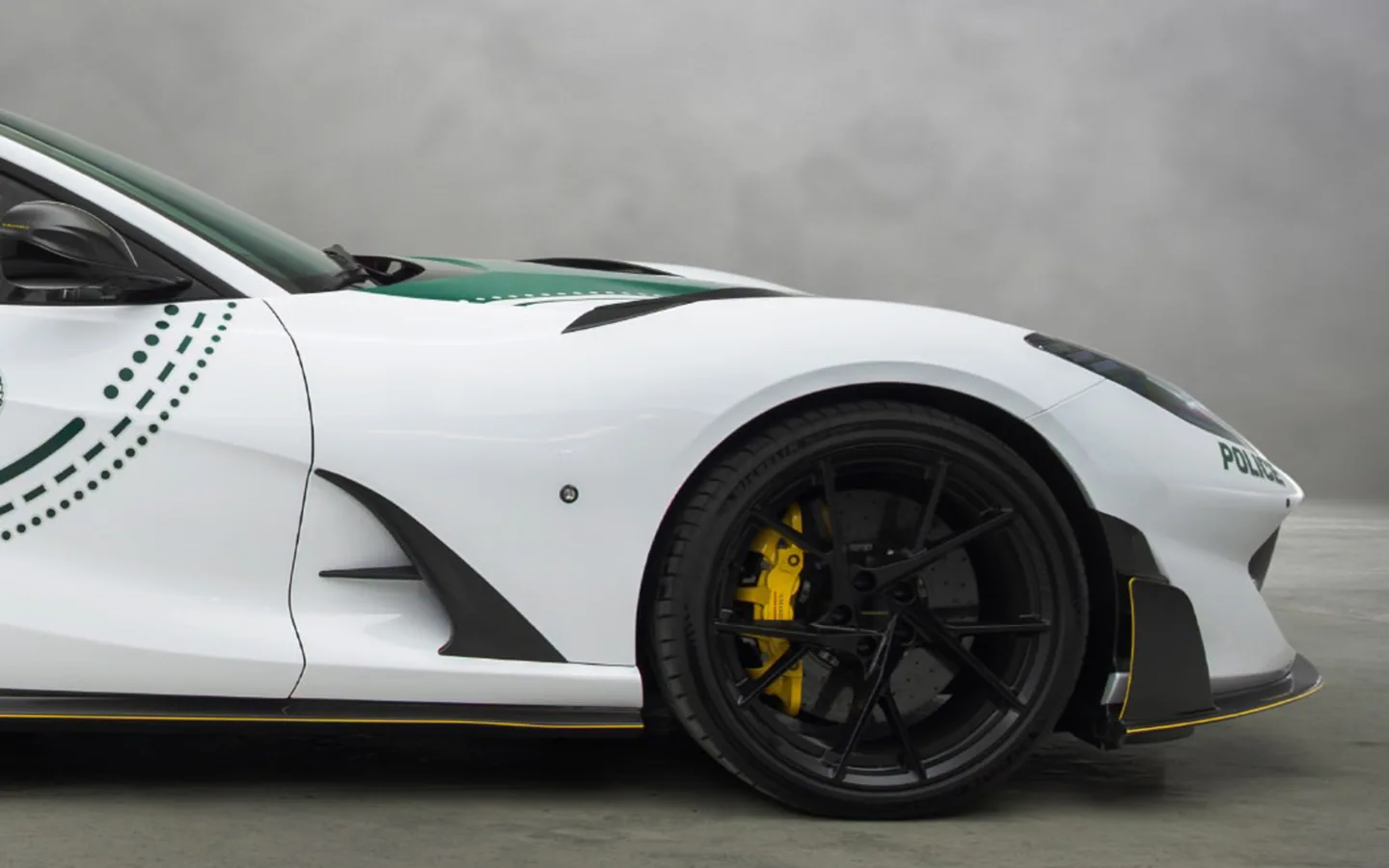 Dubai Police Mansory Ferrari 812前輪與空力套件細節