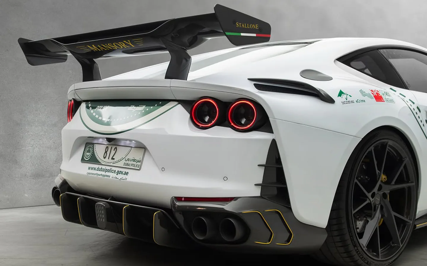 Dubai Police Mansory Ferrari 812尾翼與後擴散器特寫