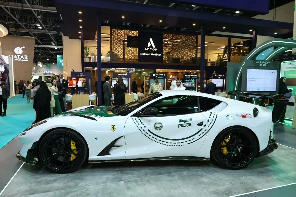 Dubai Police Mansory Ferrari 812 Superfast側面