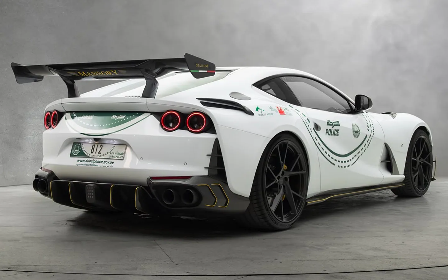 Dubai Police Mansory Ferrari 812 Superfast棚拍後方三分之四角度