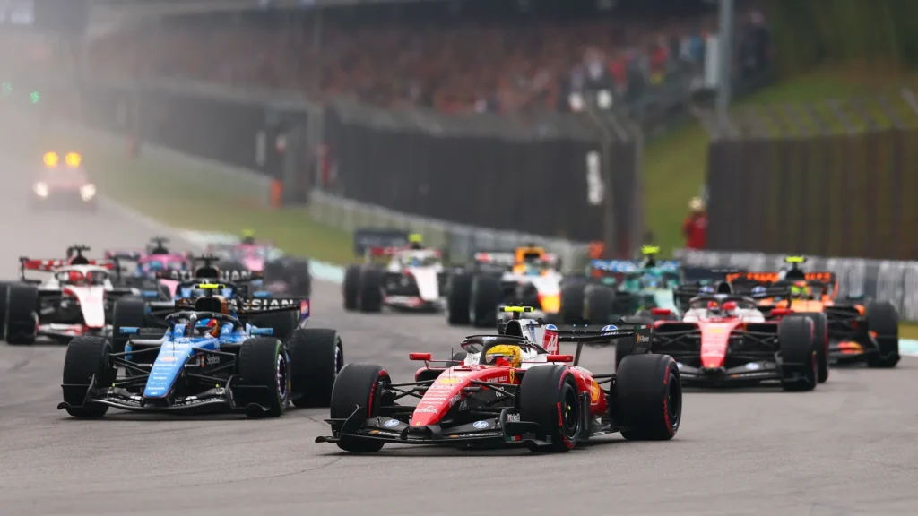 2026雪邦F1正賽多輛賽車在賽道上競逐