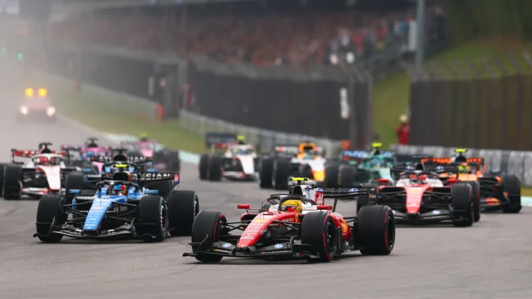 2026雪邦F1正賽多輛賽車在賽道上競逐