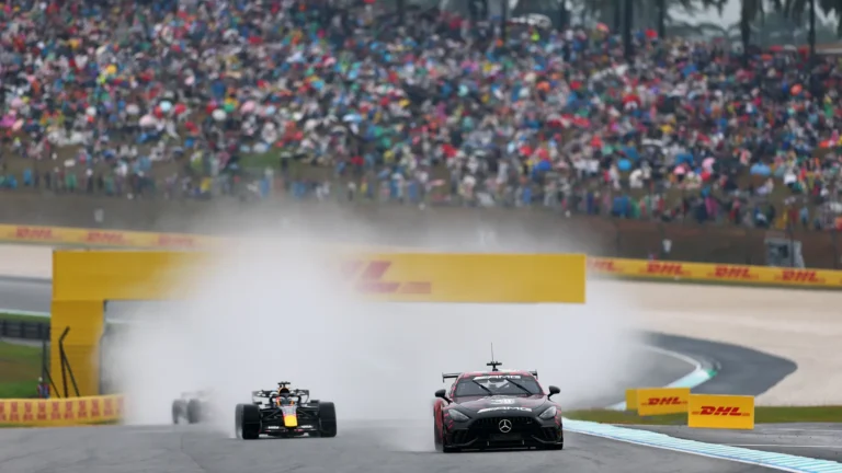 2026雪邦F1正賽在大雨與積水中由Safety Car帶領賽車