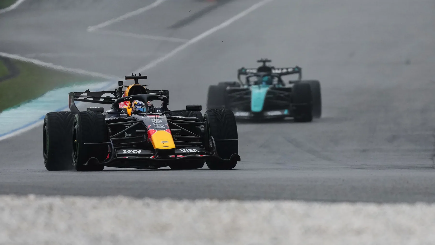 2026雪邦F1賽車在濕滑賽道上行駛