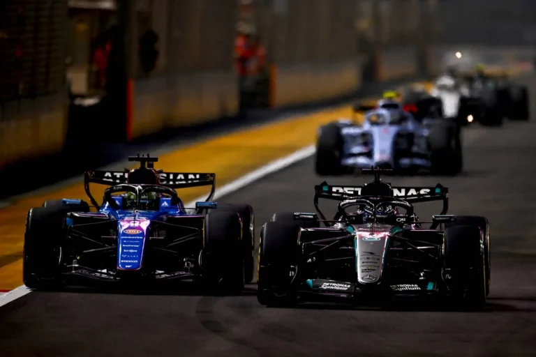 2026新加坡F1站，賽車在夜間賽道上並排競爭