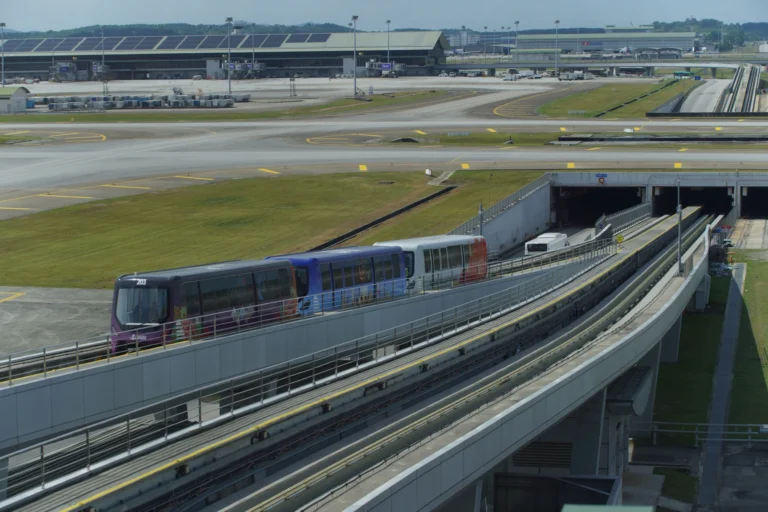 KLIA Aerotrain列車行駛於機場航廈間的高架軌道