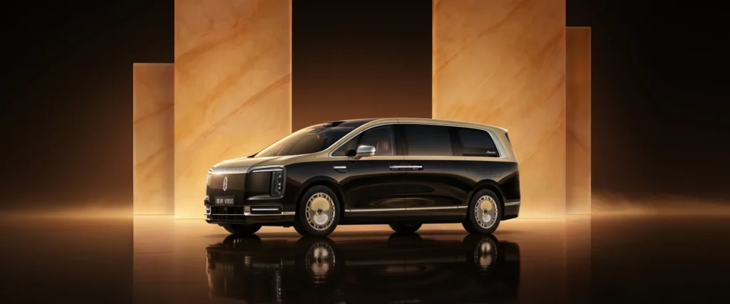 尊界V800雙色豪華MPV，金黑車身與燈光展示背景，鴻蒙智行官方圖片