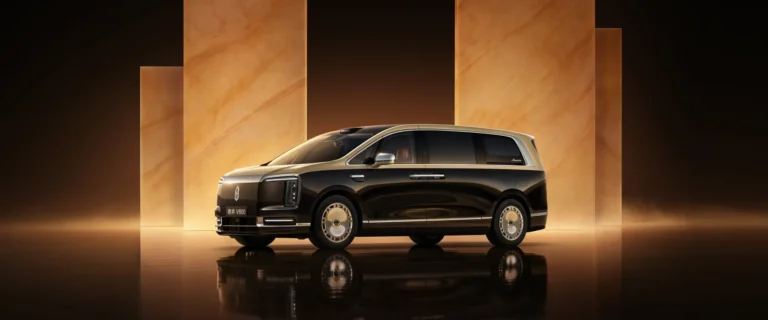 尊界V800雙色豪華MPV，金黑車身與燈光展示背景，鴻蒙智行官方圖片