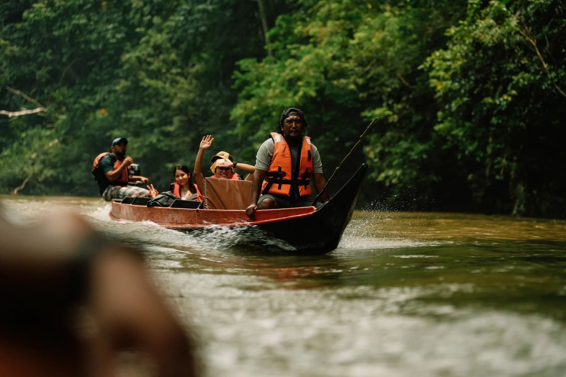 Malayan Xpedition 2026參與者搭船穿越彭亨雨林河道