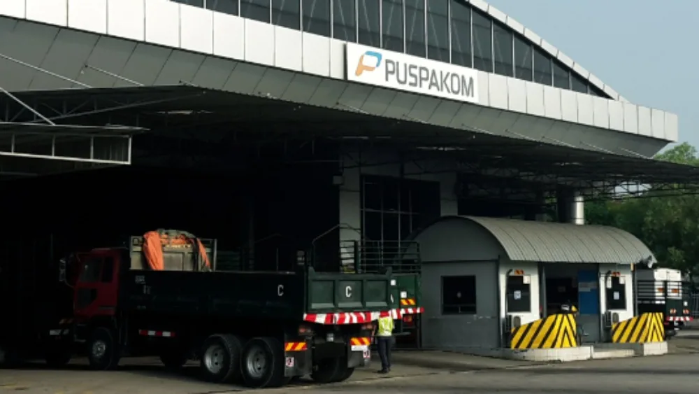 一輛商用羅厘停在PUSPAKOM檢驗中心前，作為商用車安全政策資料圖片