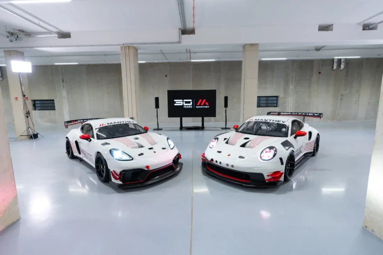 白色紅色30週年塗裝的Porsche 911 GT3 Cup MR 30與718 Cayman GT4 RS Clubsport MR 30並排展示